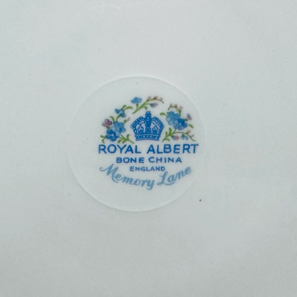 Royal Albert Memory Lane 8" Salad Plates(Set of 4) Bone China England - Picture 5 of 5